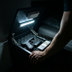 Éjjeli szekrény pisztollyal sötétben